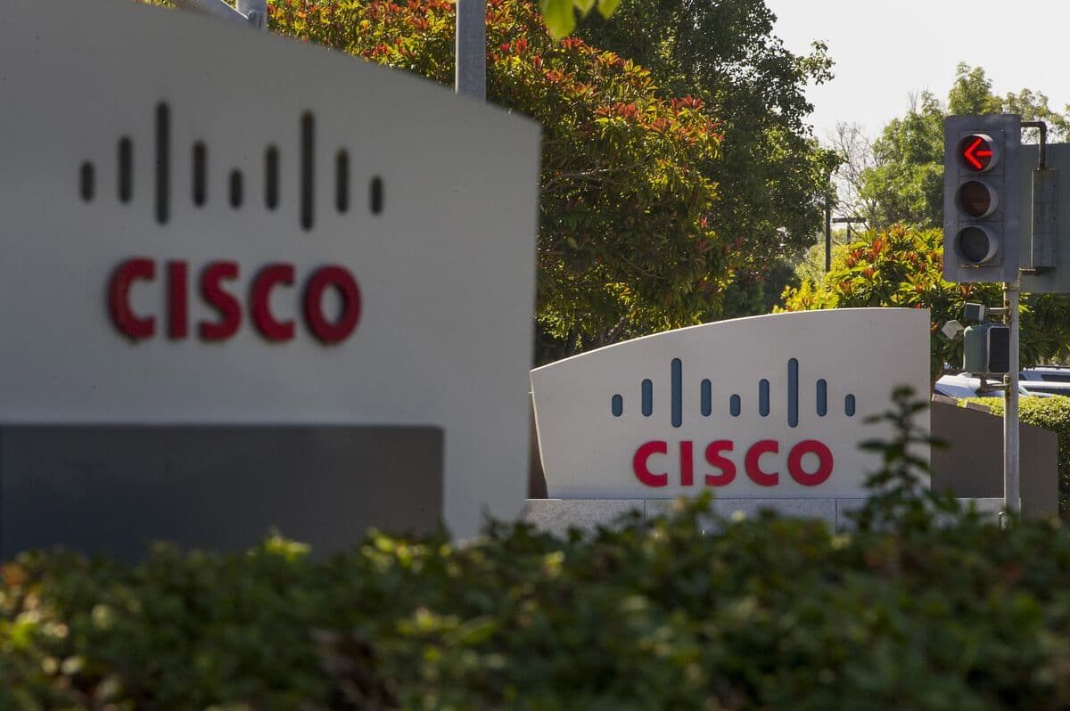 Cisco Shares Surge After Positive Sales Forecast and Job Cuts for AI Focus