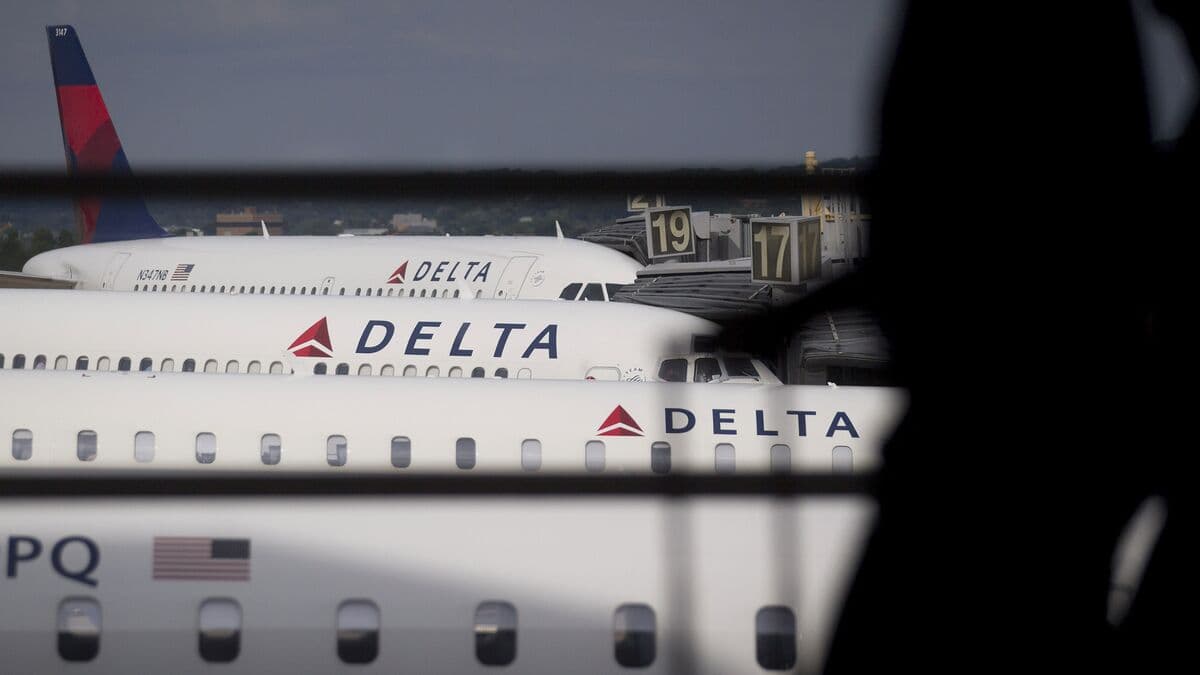 Delta Declines on Tepid Forecast as Geopolitics Weigh on Travel