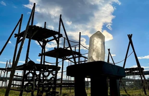 Şempanzeler de Bizim Gibi Kristallere İlgi Gösteriyor