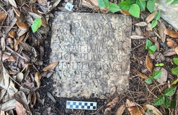ABD'de Bir Bahçede Bulunan Roma Mezar Taşı İtalya'ya Verildi