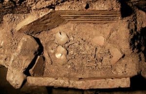 Ephesos'taki Artemis Tapınağı'nda İkiz Bebek Mezarı Keşfedildi