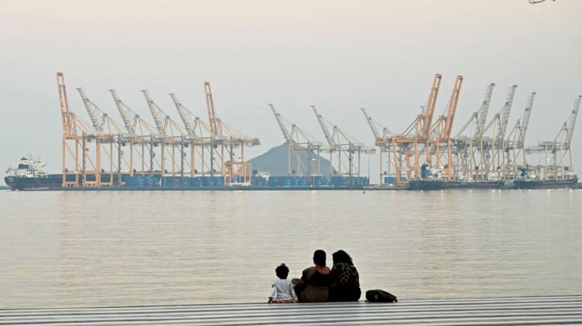 Traffic Through Strait of Hormuz Comes to Near Halt