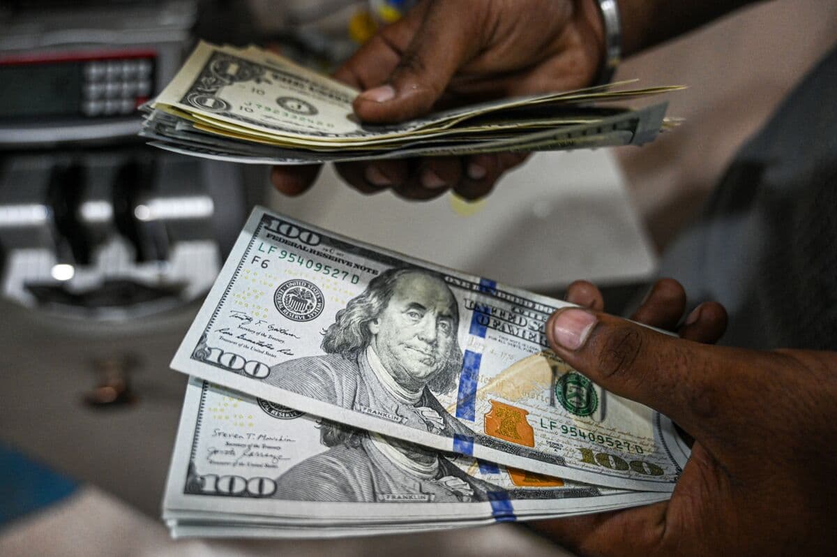 India Nifty’s Gains Look Fragile on Soaring Crude, HDFC Bank Board Exit