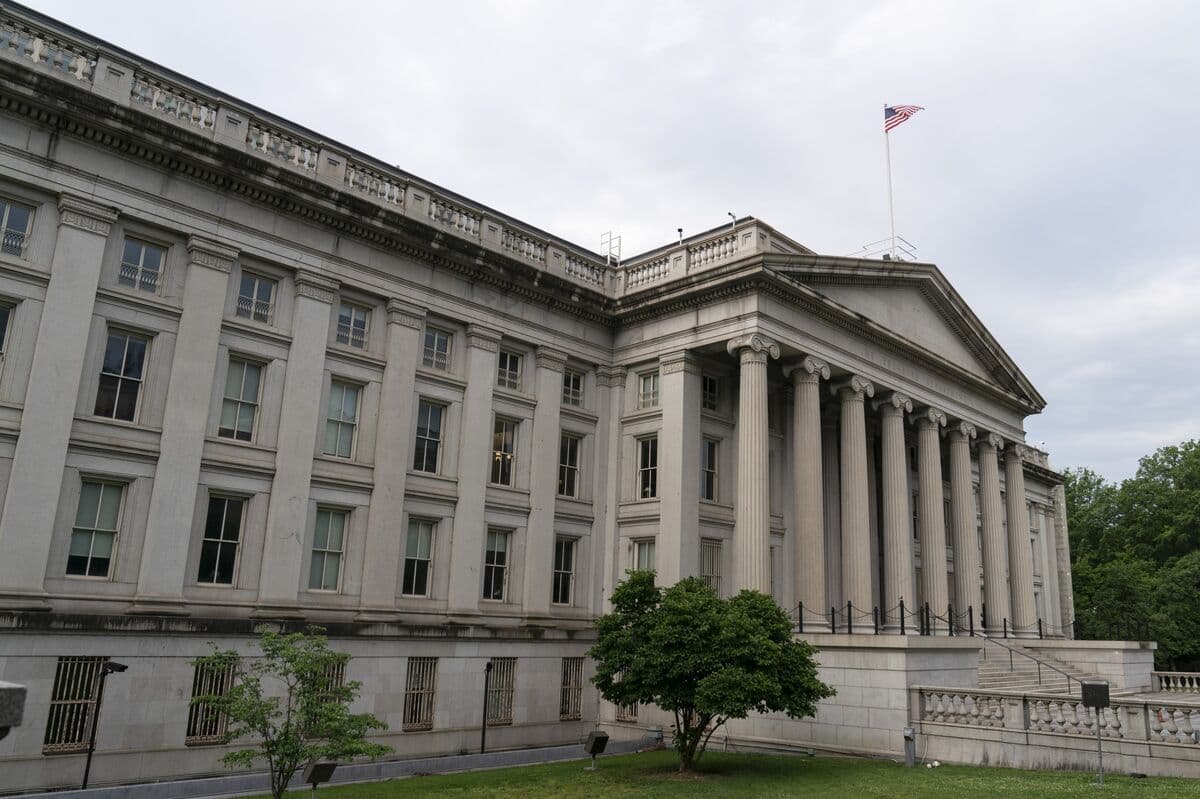 Treasuries Stabilize After Initial Decline Linked to Rising Oil Prices