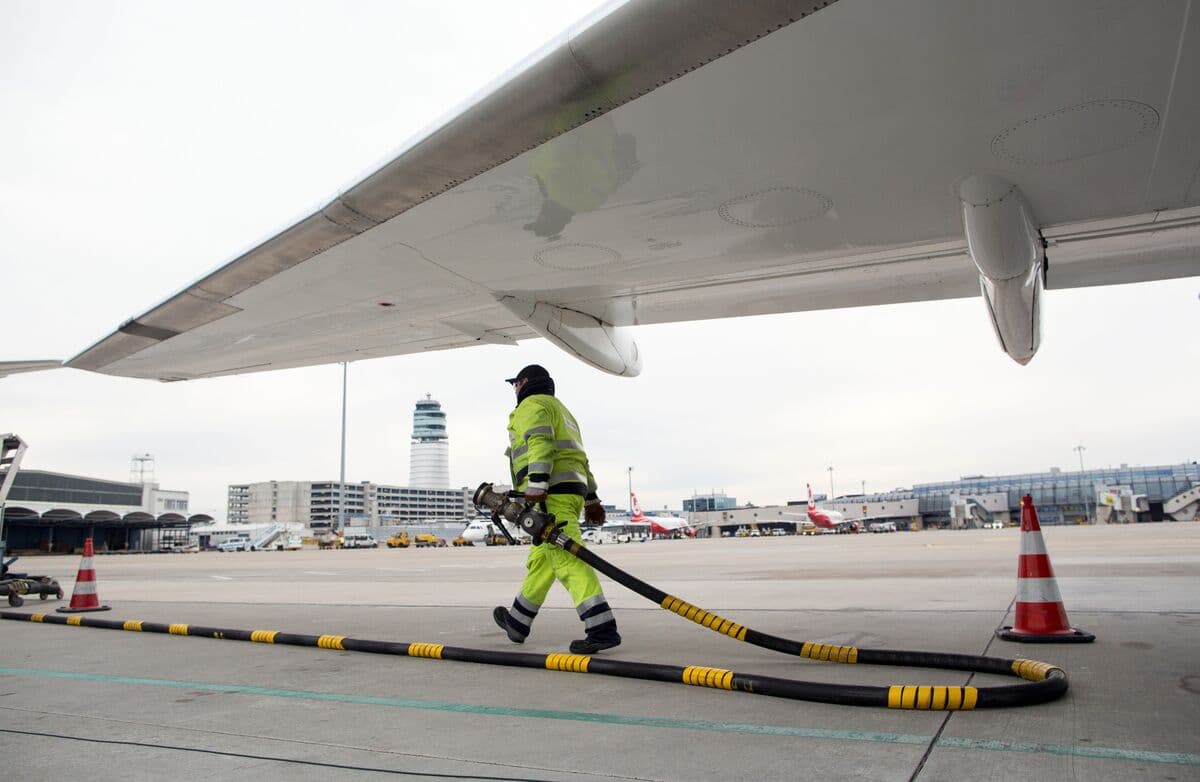 Rising Jet Fuel Costs Highlight Airlines' Hedging Strategies Amid Conflict