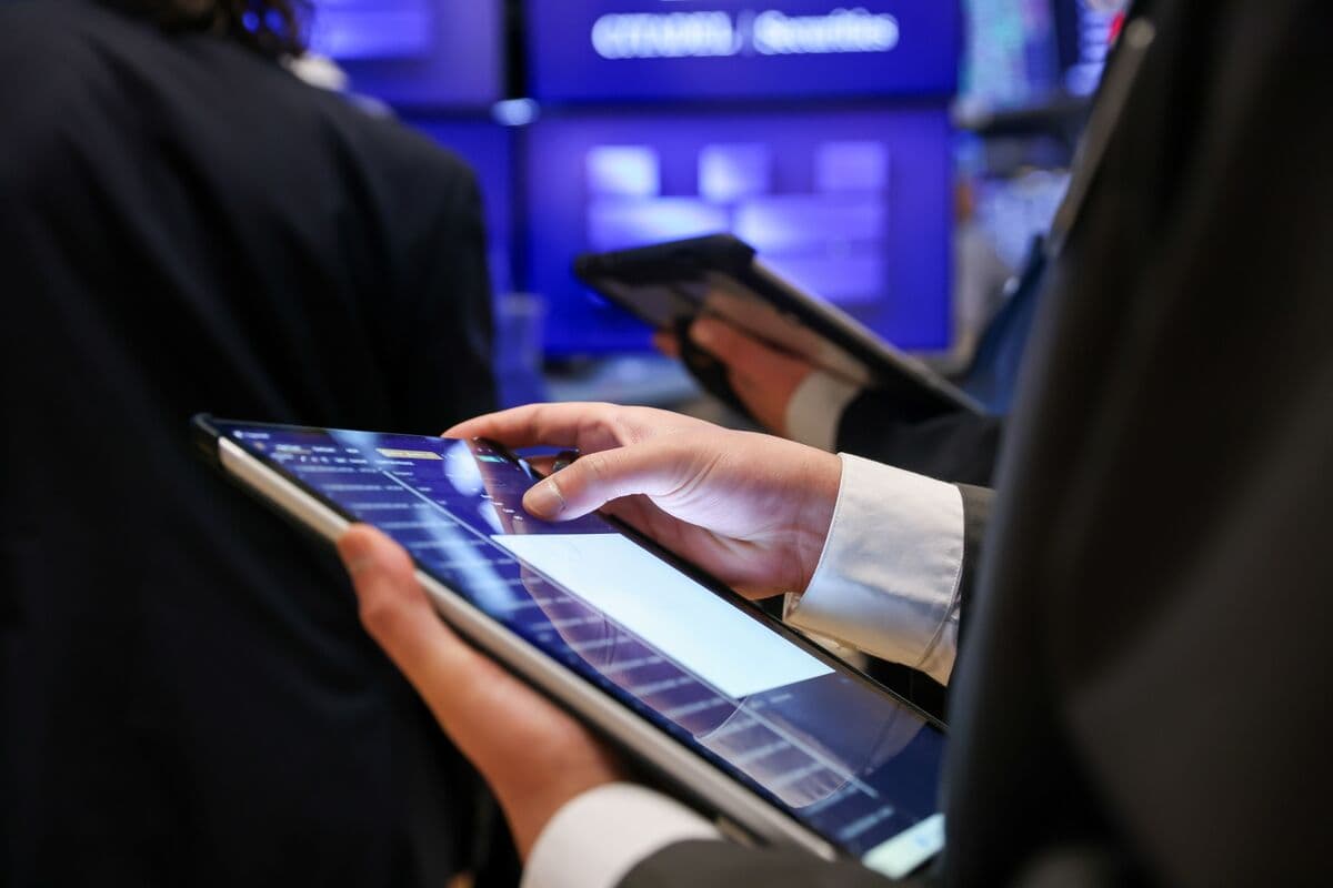 Barclays Reports AI Is Not Yet Replacing Credit Hedge Fund Traders