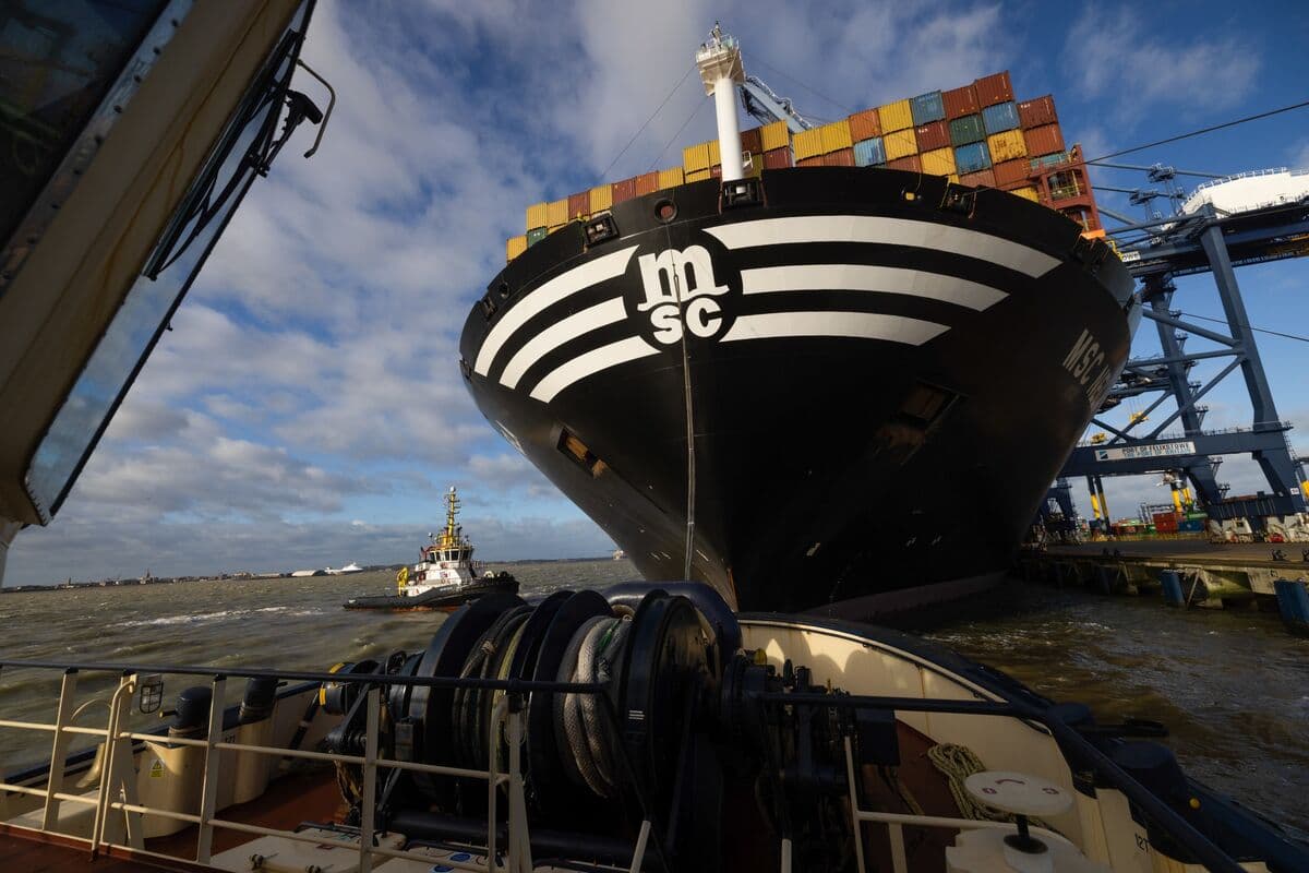 Billionaire Aponte’s Firm Takes Stake in Korean Tanker Giant