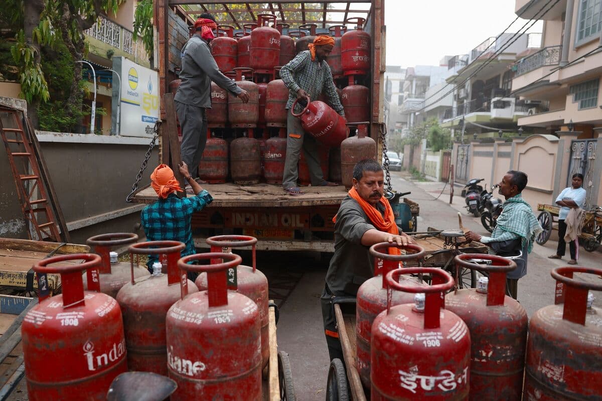 Crowds Besiege India’s LPG Dealers as War Crimps Supply