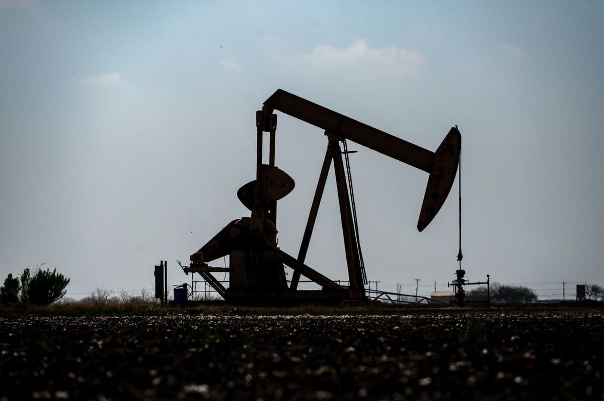 Oil Prices Stabilize Following Weekly Decline Amid Ceasefire Talk Optimism