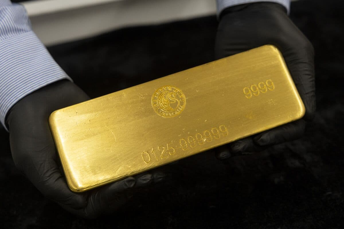 Gold Holds Losses on Signs That US-Iran Ceasefire Is Fraying