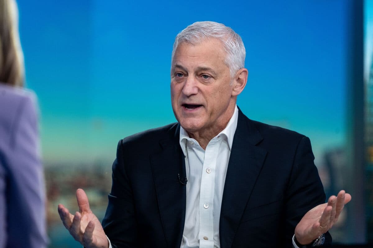 Standard Chartered CEO Bill Winters Apologizes for Controversial AI Comments