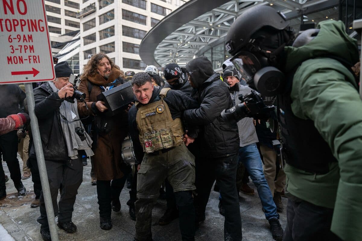 Anti-ICE Demonstrators Outnumber Backers in Minneapolis Protest