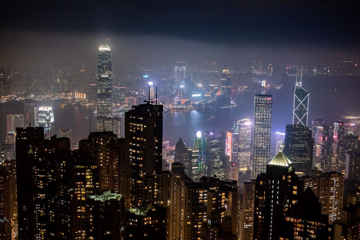 Hong Kong Arrests Hedge Fund, Brokerage Staff in Insider Probe