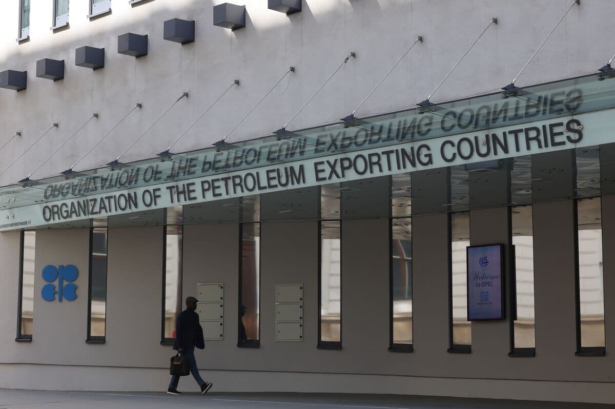 OPEC Output Falls to New 36-Year Low on Iran War, Survey Shows