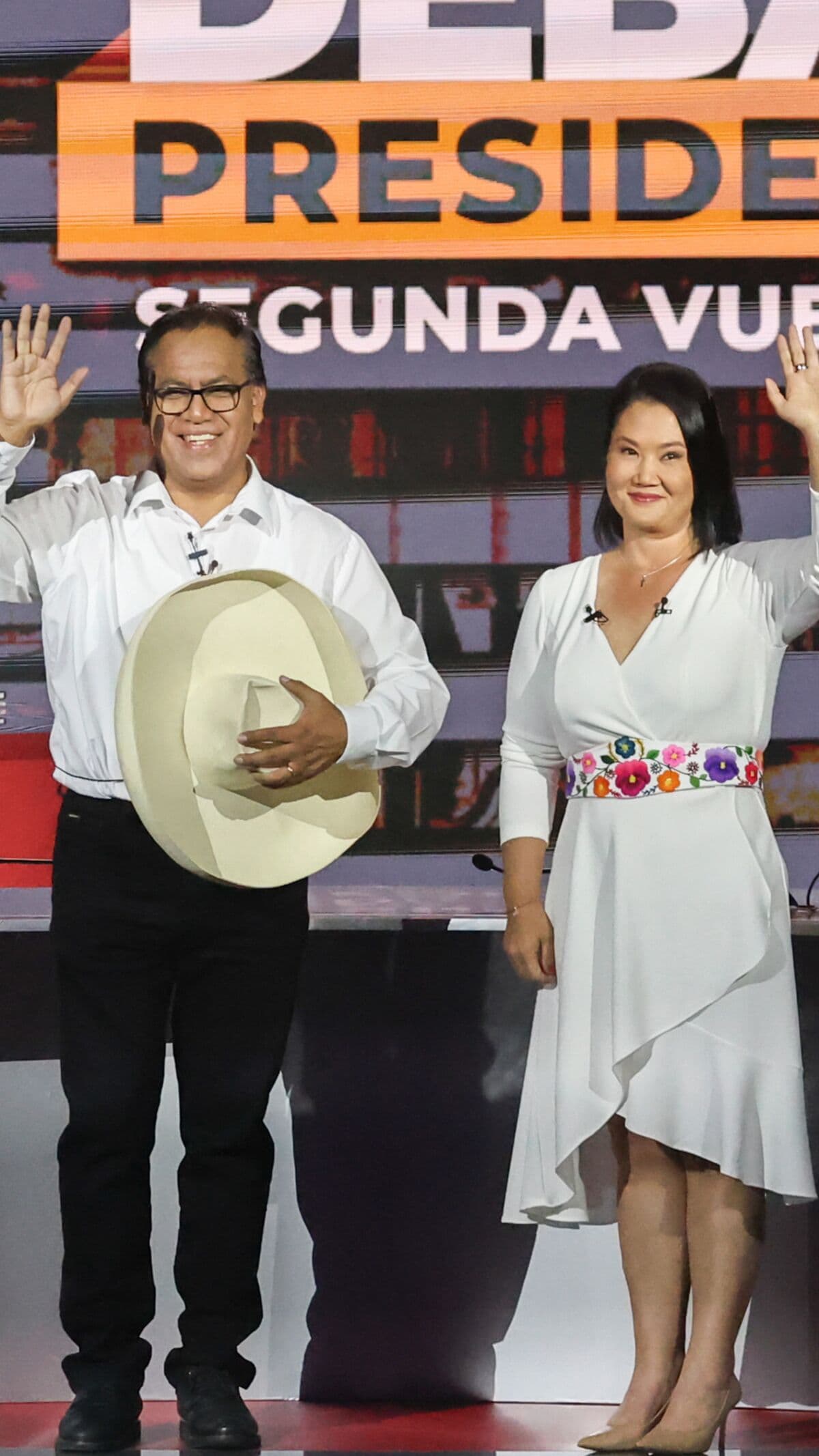 Perú elige entre Fujimori y Sánchez en una votación decisiva