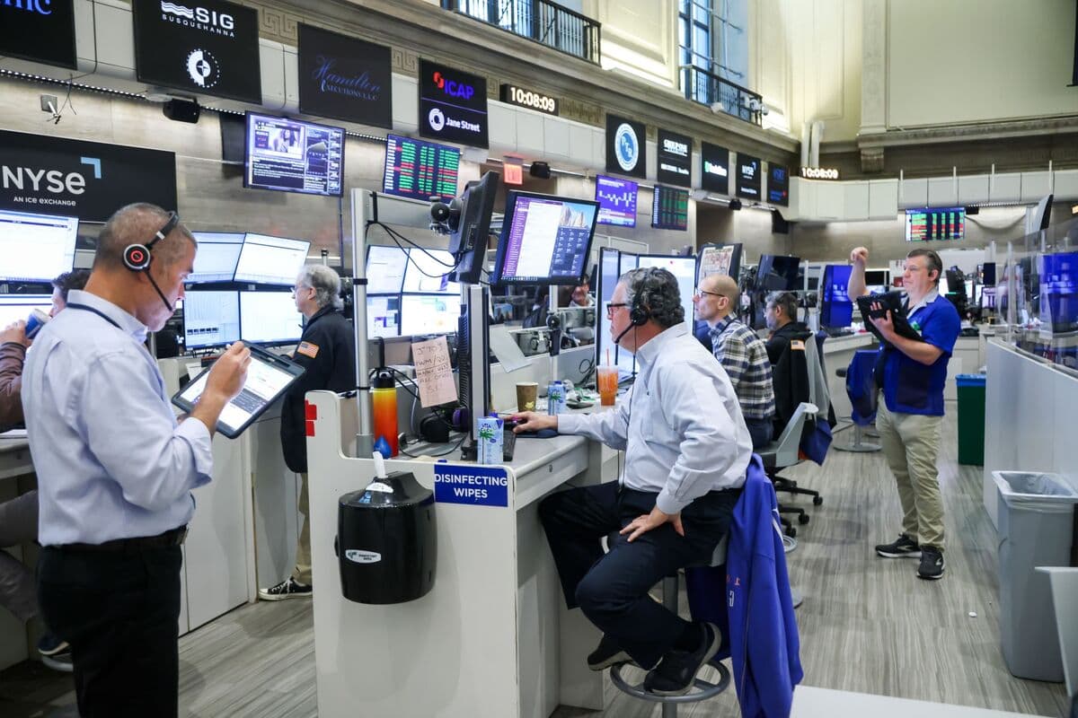 Nasdaq 100 Futures Decline Following Broadcom's Disappointing Forecast