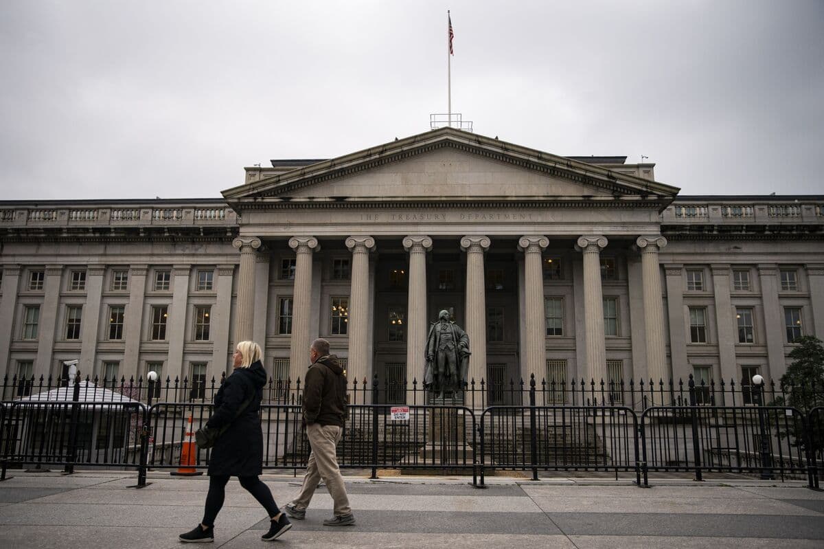 Treasuries Join Global Bond Rally as Oil Drops From Recent Peaks