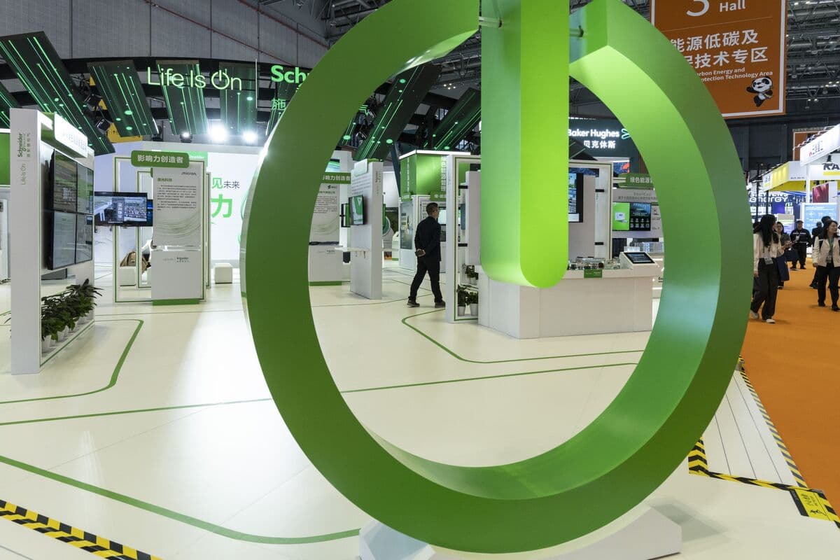 Schneider Electric Plans €800 Million Debt Sale Amid AI Growth