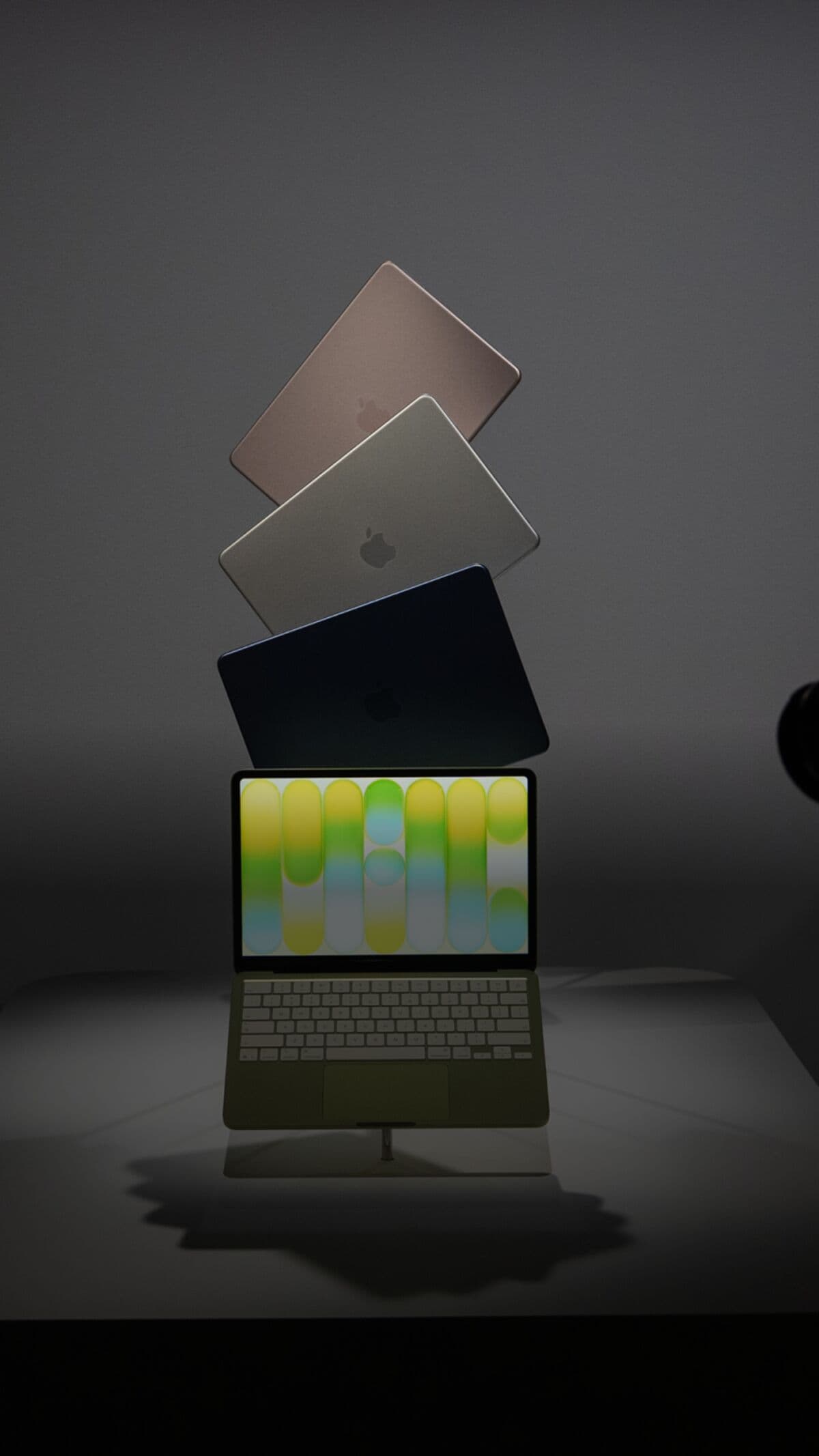 Apple Delivers Strong Forecast in Sign It’s Weathering Shortages