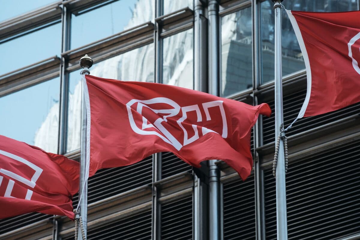 Vodafone to Buy Out UK’s Biggest Mobile Firm for $5.8 Billion