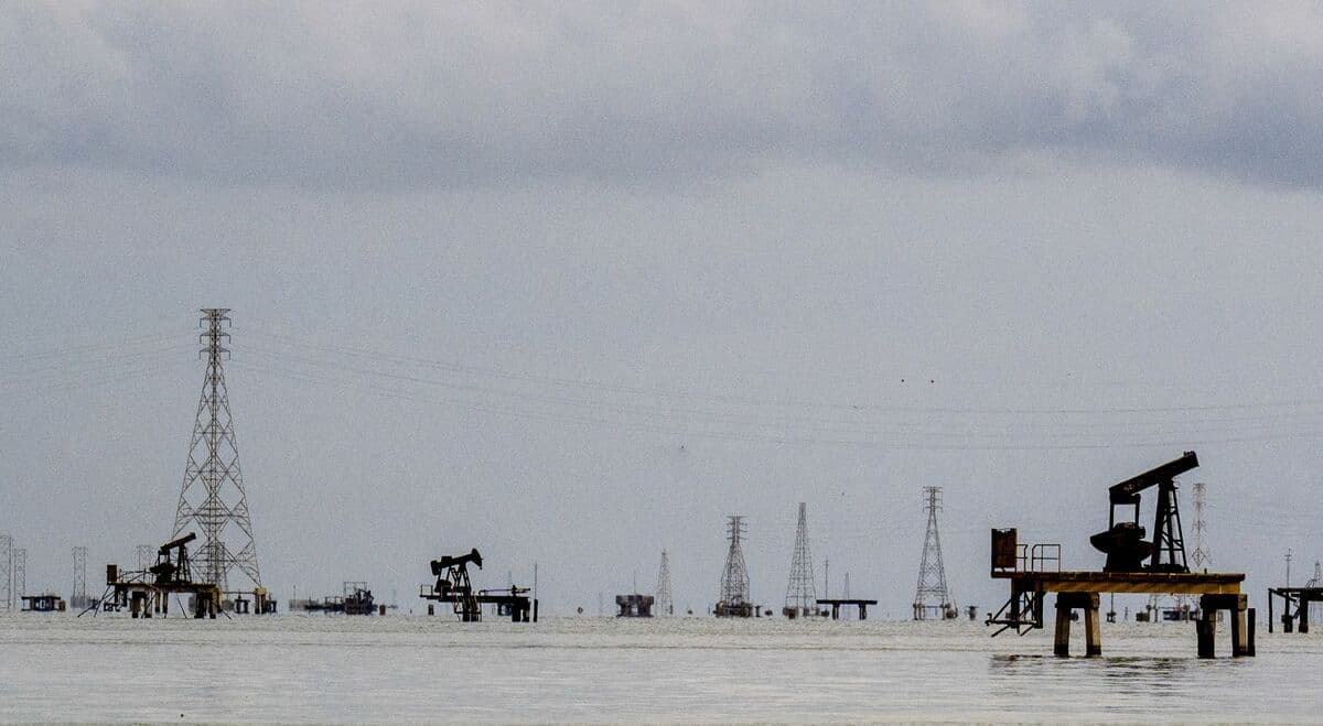 Venezuela Requires Oil Companies to Provide Their Own Power for Operations