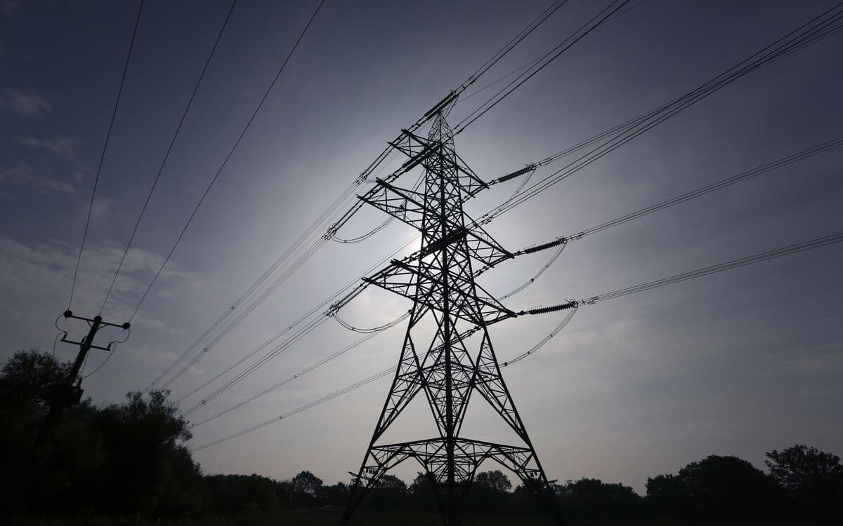 UK Grants Early Funding for Power-Grid Projects to Enhance Renewable Energy