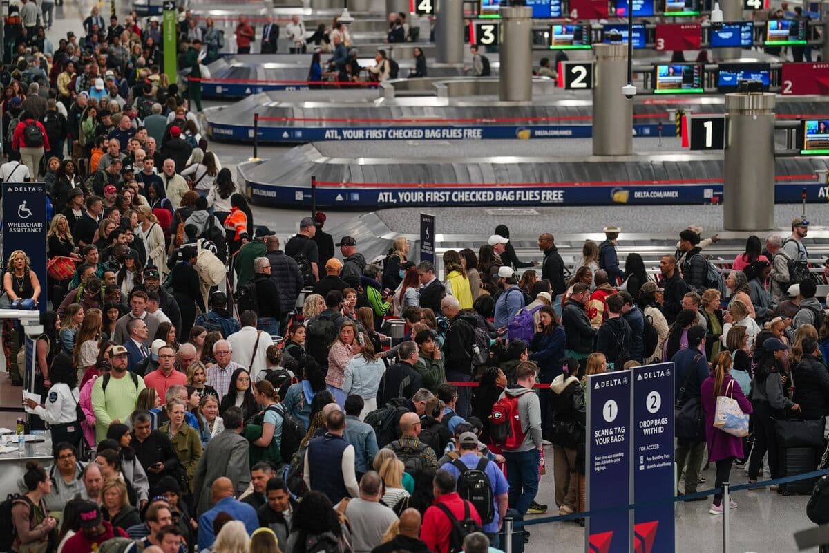 Trump Urges Republicans to End Filibuster to Ease Airport Delays