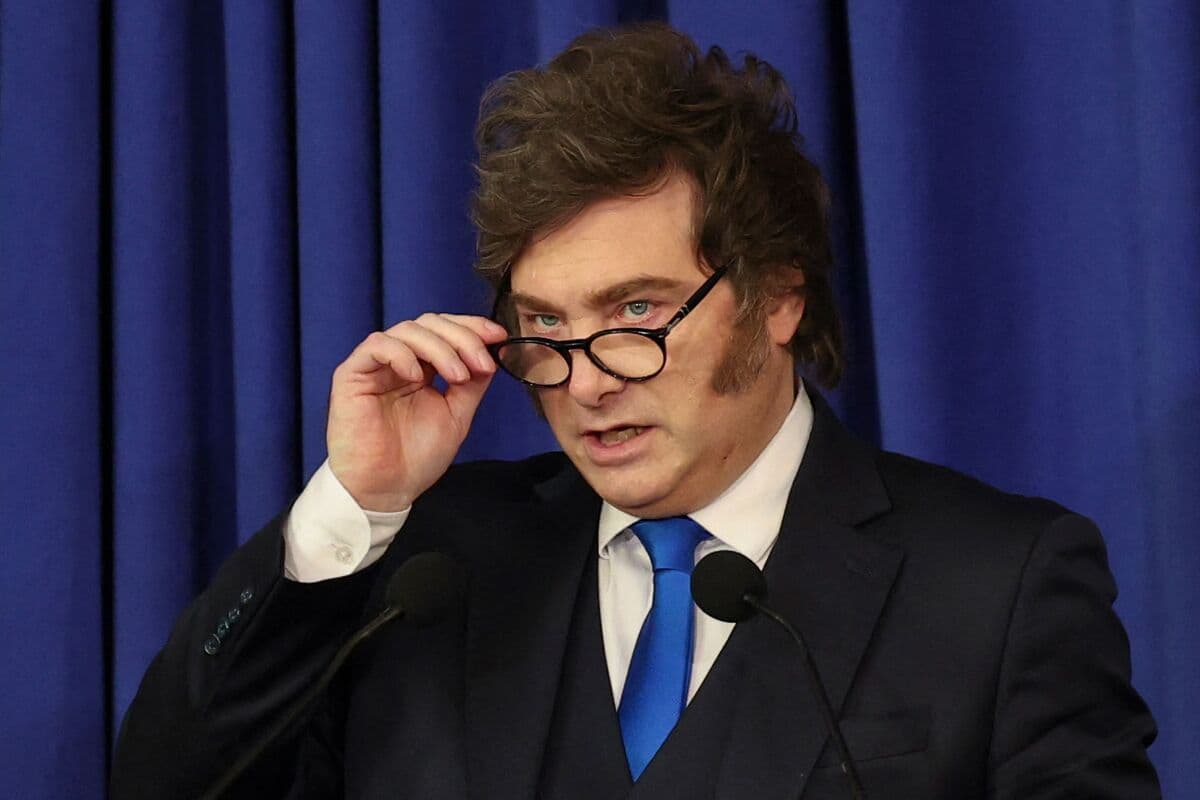 Argentina’s Bond Rally Limited by Junk Label, War Fallout