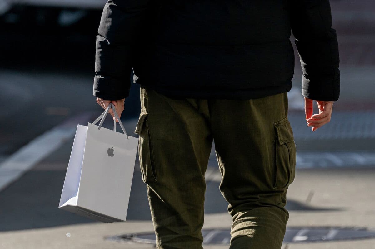 Apple Store Union Workers at Closing Location Accuse Company of Retaliation