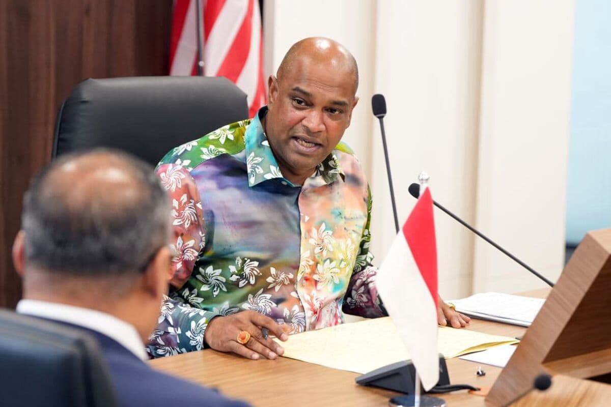 Malaysia Cabinet Minister Denies Receiving $2.4 Million Bribe