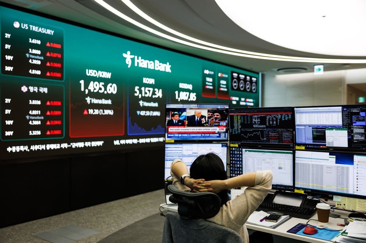 Emerging Stocks Rise to Record High on AI, Iran Offer