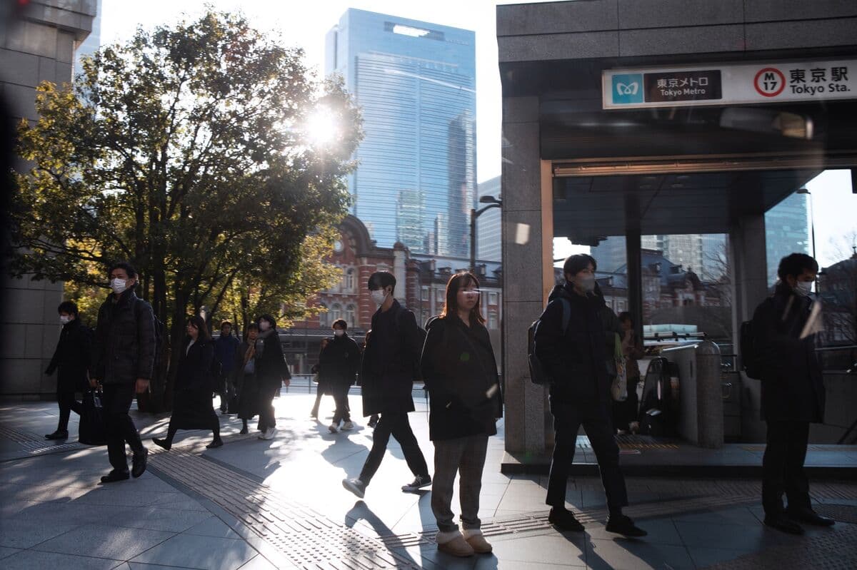 Japan Bonds Slump as Renewed Political Risks Spook Investors