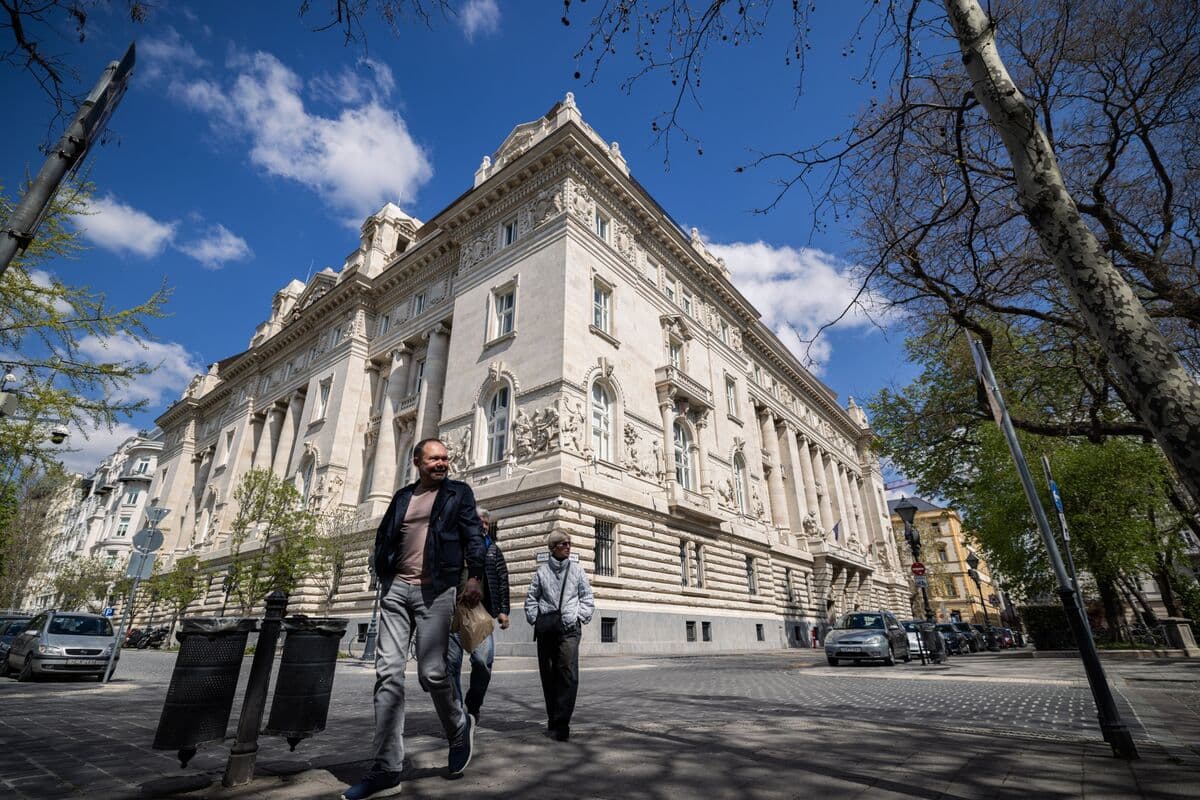 Forint Weakens Following Rate Cut by Hungarian Central Bank on FX Swaps