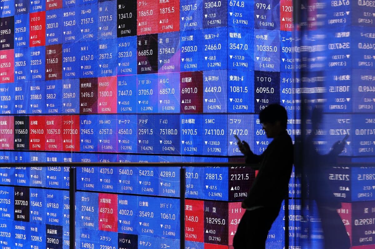 Japanese Stocks Slide as Hormuz Fears Amplify Risk-Off Mood