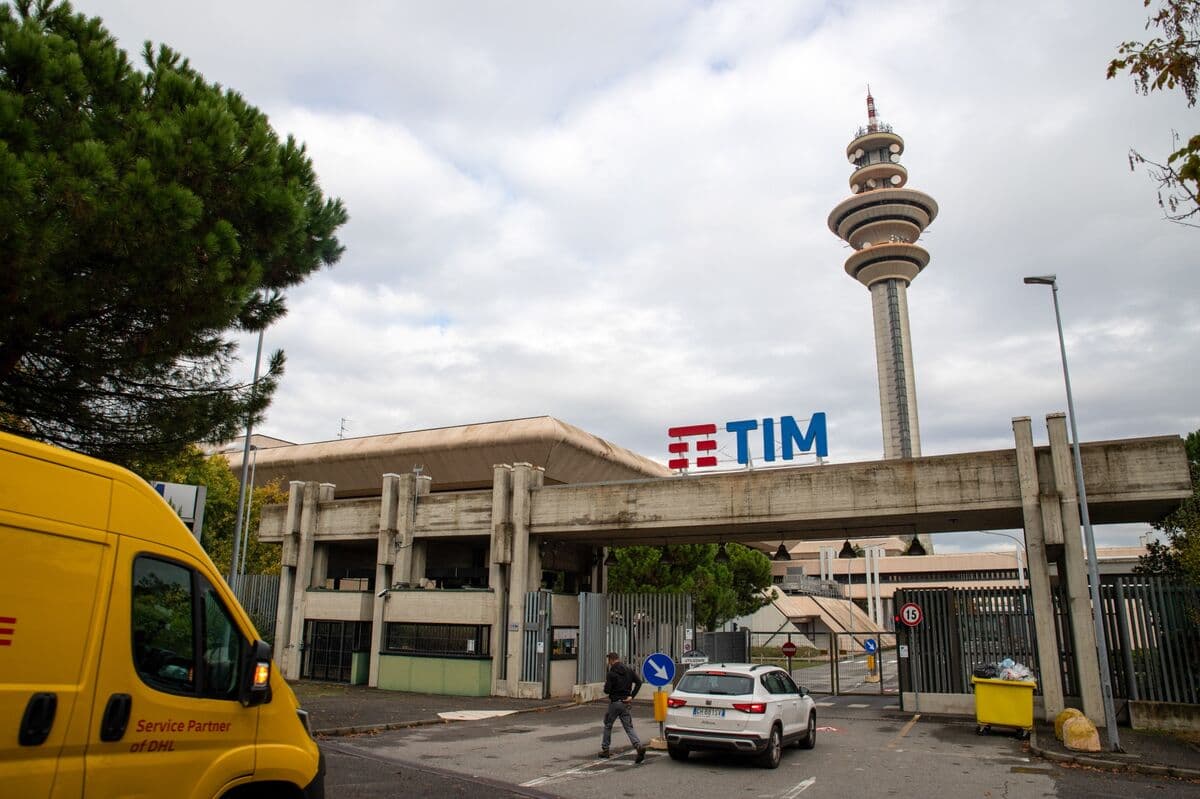 Poste Italiane Launches €10.8 Billion Telecom Italia Bid