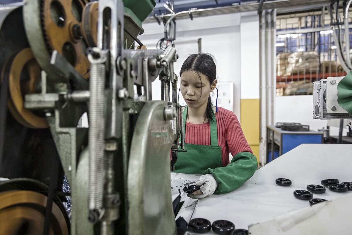 China’s Factory Activity Expands Despite Pressure From Iran War