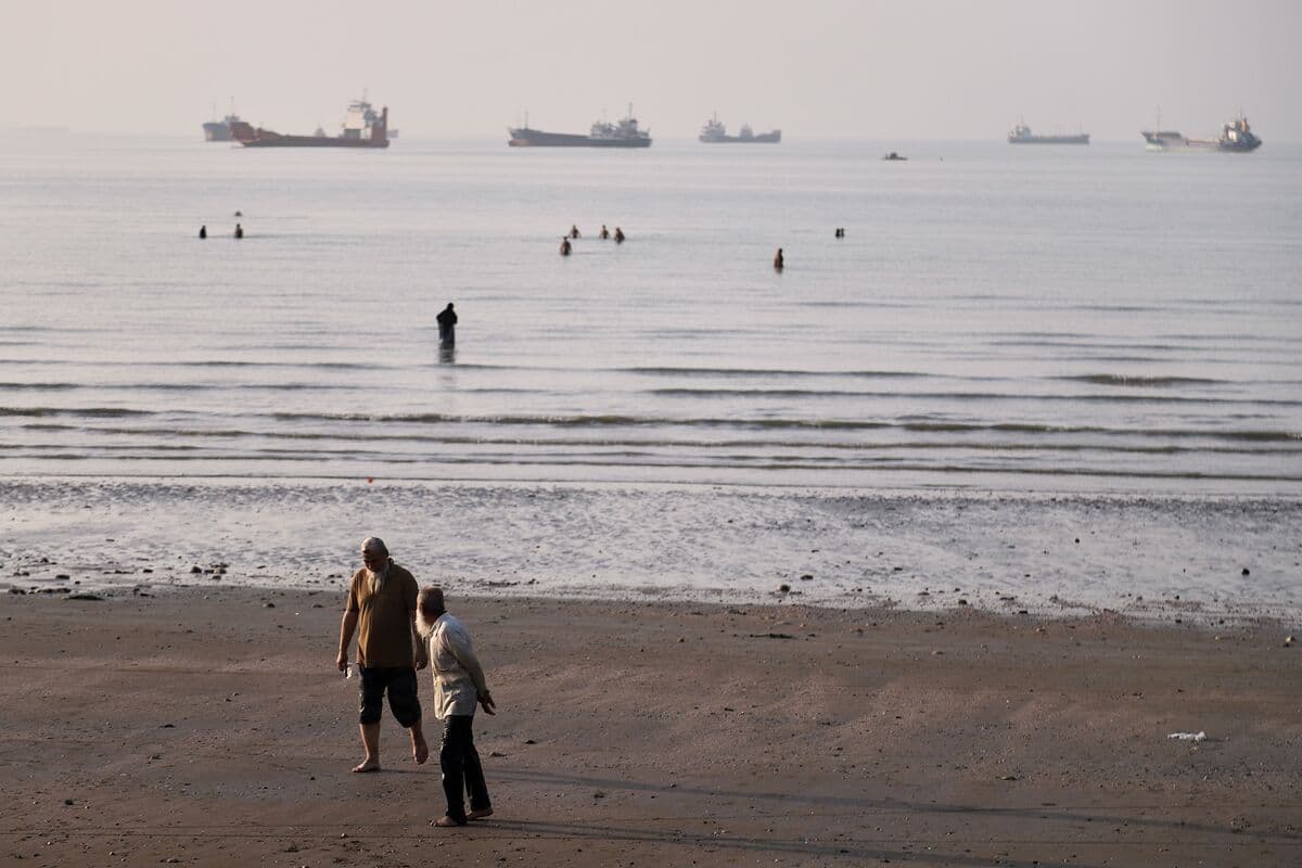 Traffic Through Strait of Hormuz Remains Low Amid US-Iran Peace Deal Uncertainty