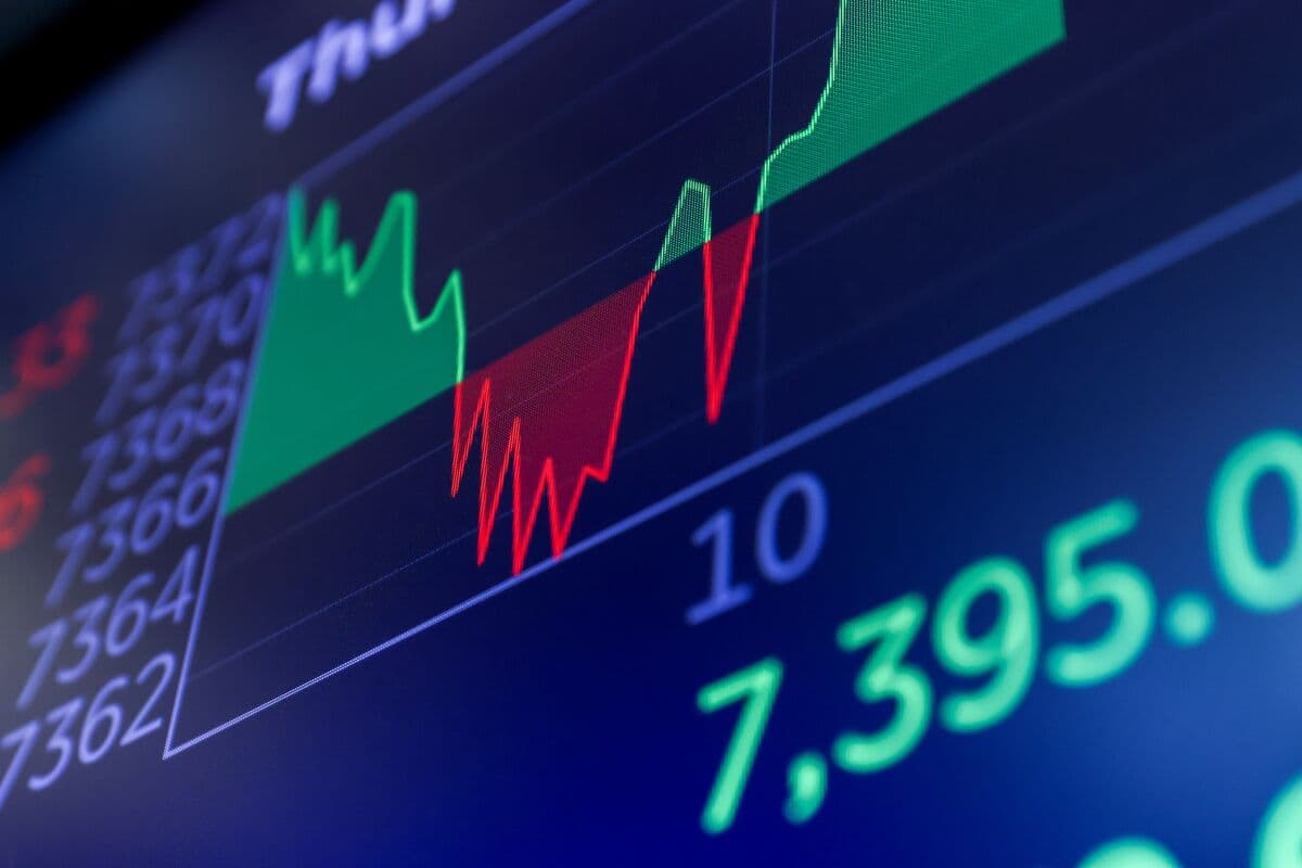 Bank of America's Raedler Advises Shift to Defensive Sectors Amid AI Trade Concerns