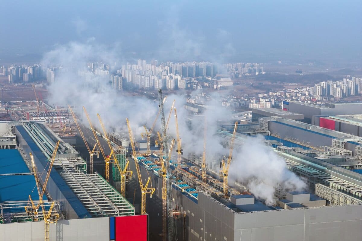 Meeting Surging Demand for AI Memory Chips Has a Climate Cost