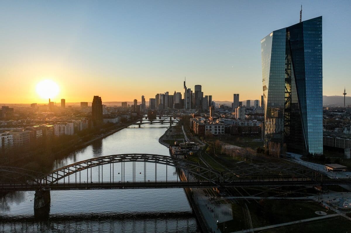 Bonds Slide as War Takes ECB Hike From Fringe to Fully Priced