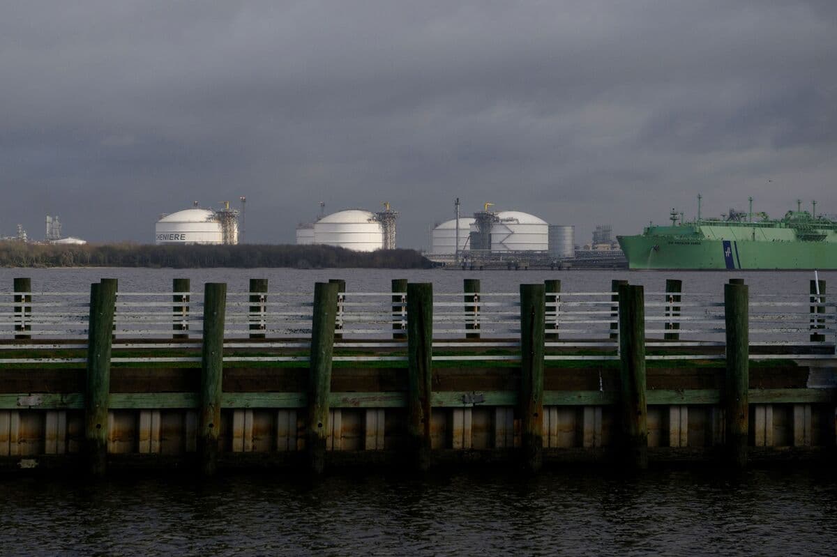 US Natural Gas Futures Fall on Lower Supply to LNG Export Plants