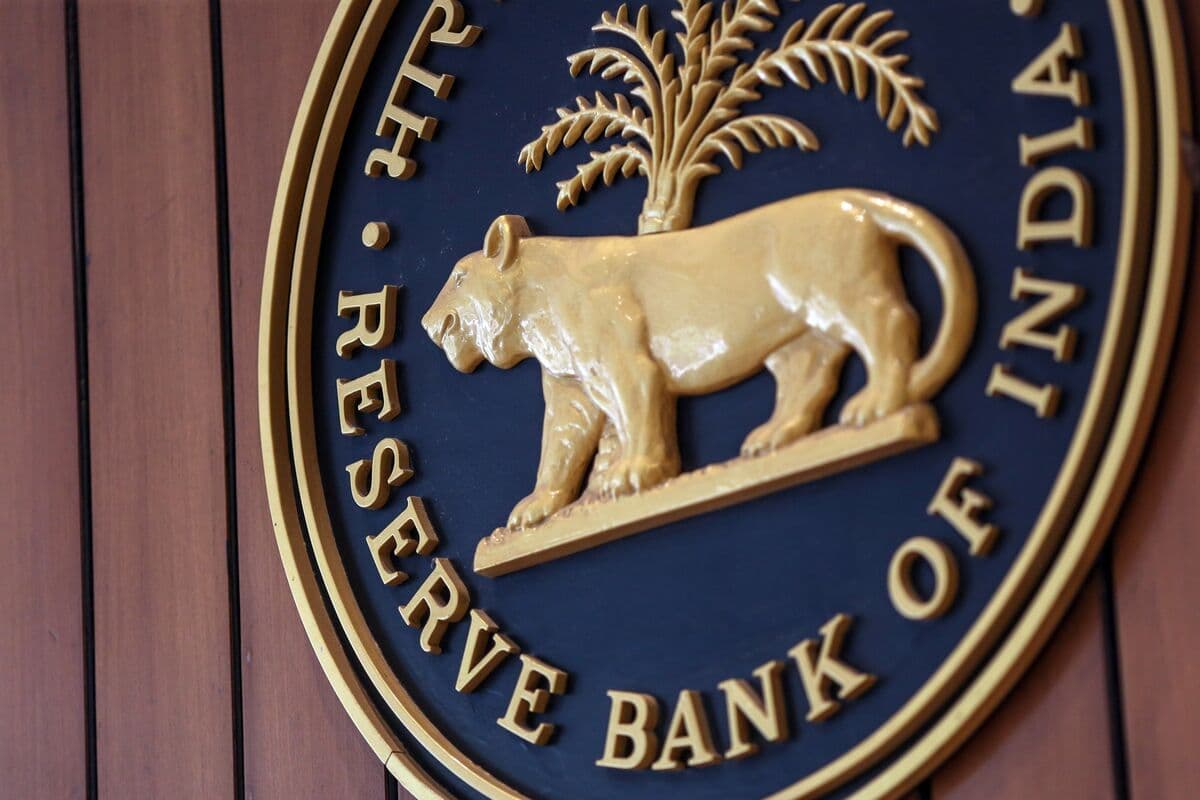 RBI’s Short Dollar Book Surges Past $100 Billion for First Time