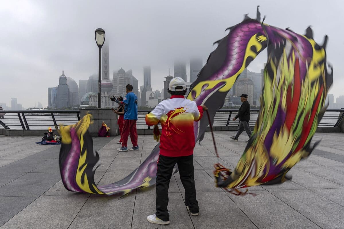 Women in China Run Nearly $1 Trillion of Funds, Cailian Reports