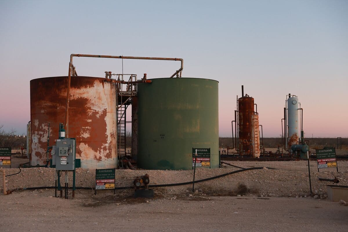 Oil Holds Decline as Investors Weigh Iran War Impact on Supply