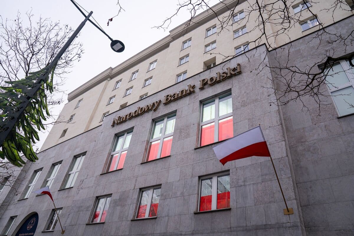 Poland to Avoid Rate Cuts Until Iran War Ends, Wnorowski Says
