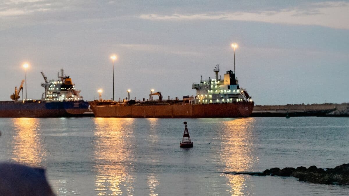 Iran Says Non-Hostile Foreign Ships Can Cross Hormuz