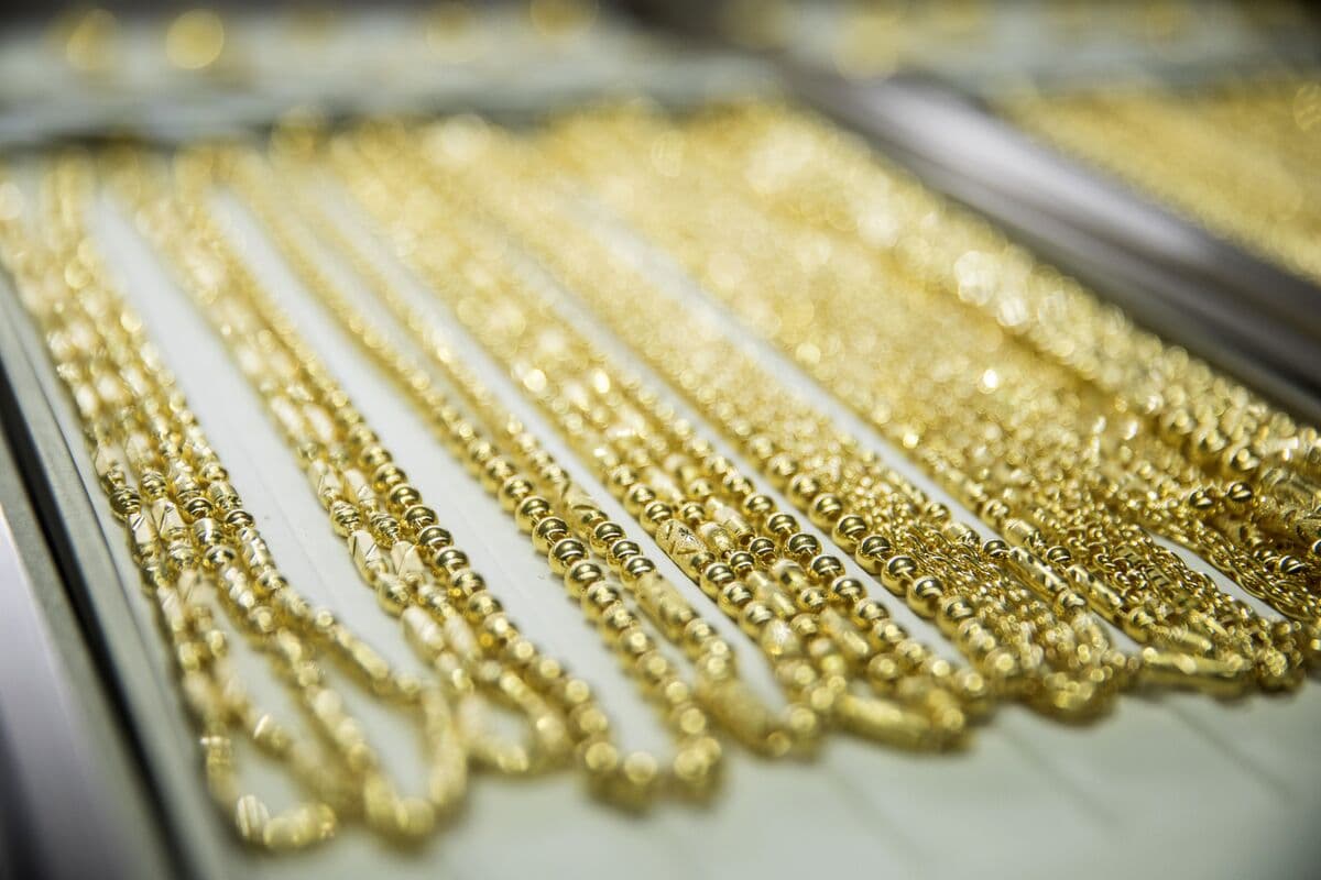 Gold Prices Stabilize Near $4,000 Amid Strong Dollar and Rate Concerns