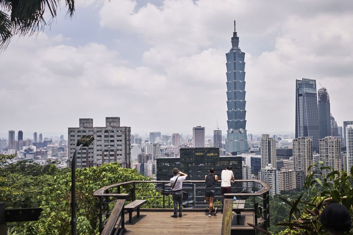 Cathay Bank Chairman Resigns Amid Governance Issues and Family Dispute