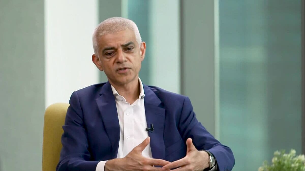 London Mayor Sadiq Khan Withholds Support for Keir Starmer's Leadership
