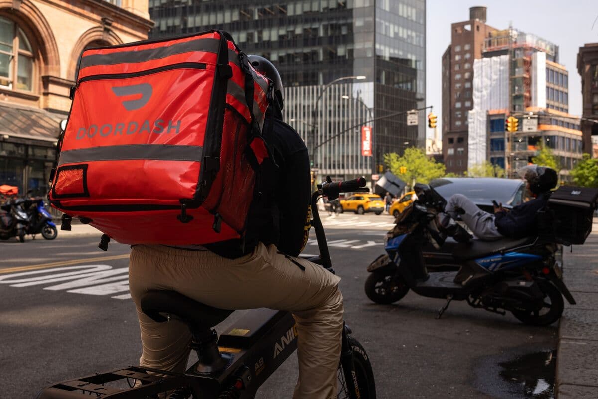 DoorDash’s New Paid Tasks Turn Couriers Into AI and Robot Trainers